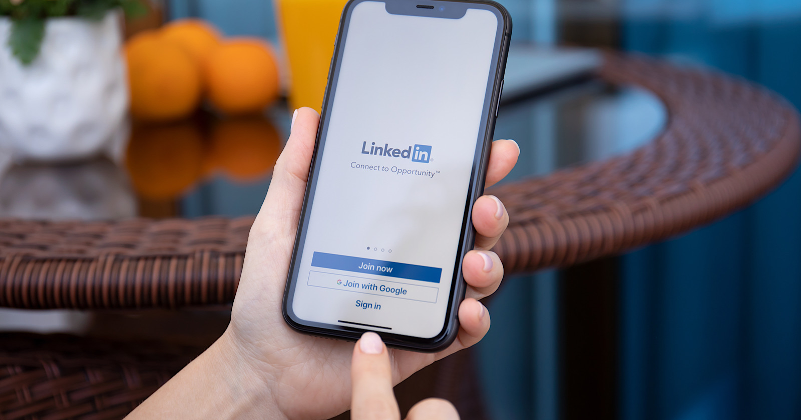 add links to linkedin stories with new swipe up feature via mattgsouthern