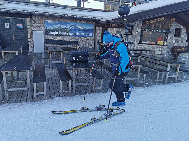 Google Streetview Skier