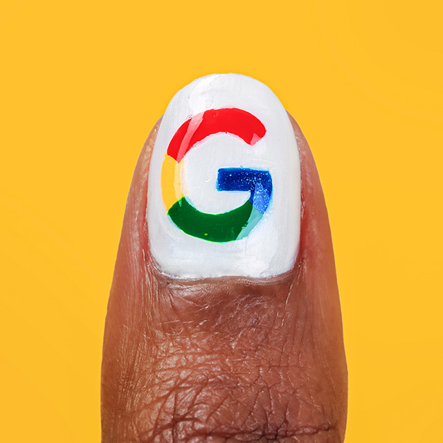 Nagellack med Google-logotyp