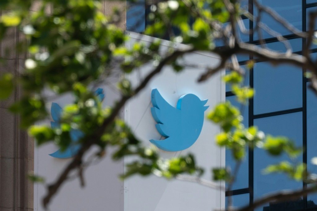 Twitter begins alerting users about data breach