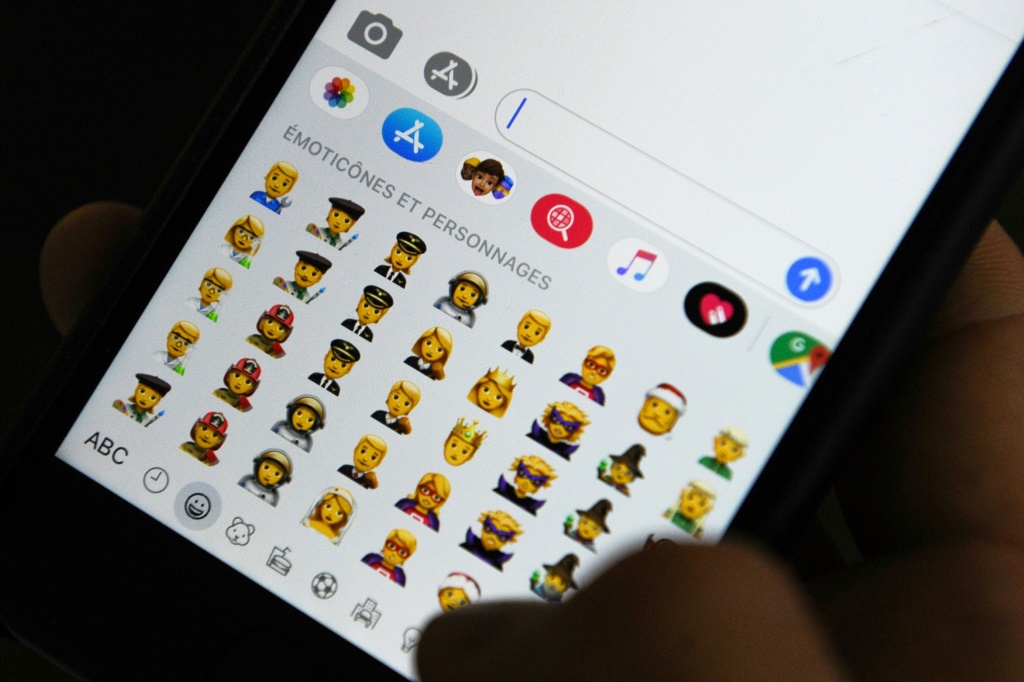 Make glasses cool with new emojis, urges UK schoolgirl