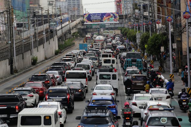 Pinay prepares lumpia while stuck in Holy Week traffic