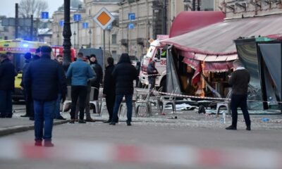 En explosion skadade dussintals och dödade en topp militärbloggare i Sankt Petersburg