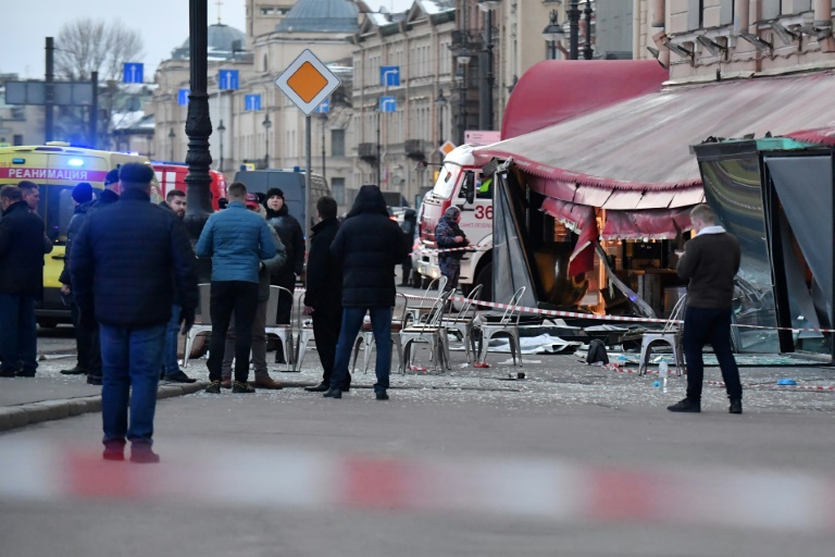 En explosion skadade dussintals och dödade en topp militärbloggare i Sankt Petersburg