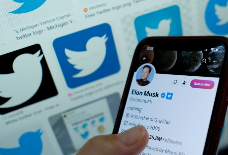Nu ser du det: Twitter började ta bort användare från sina gamla blåcheckar, efter att Elon Musk lovade att bara personer som hade betalat skulle få godkännandestämpeln