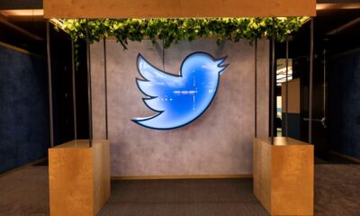 Twitters blå bockar – som främst används av kändisar, journalister och politiker – har försvunnit