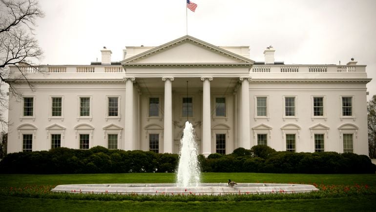 Vita huset rekryterar TikTok-influencers för att nå unga väljare med nyckelmeddelanden