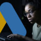 Google Ads kvinna som skriver dator