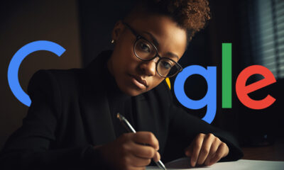Smart kvinna som skriver Googles logotyp