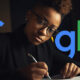 Smart kvinna som skriver Googles logotyp