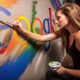 Frau malt Google-Logo