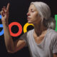 Kvinna Teckenspråk Med Google Logotyp Bakgrund