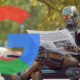 Robot som läser tidningen Park Bench Google Logotyp