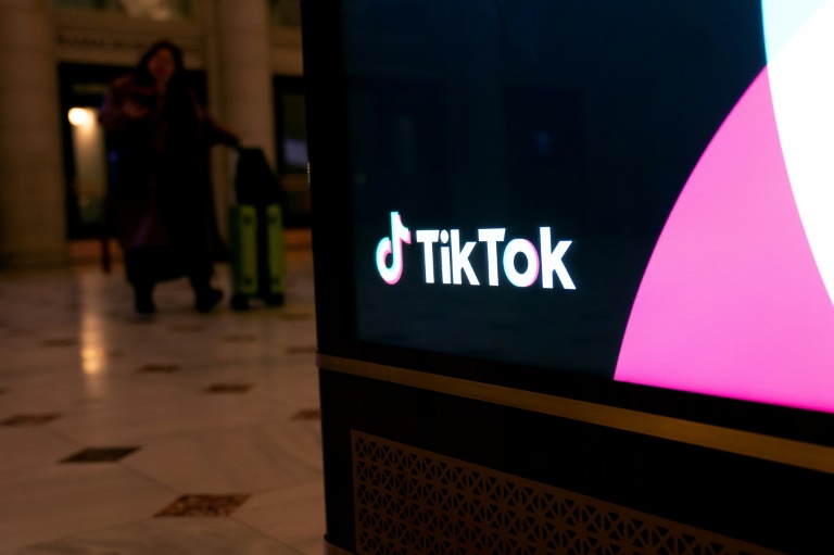 En annons för TikTok visas på Union Station i Washington den 3 april 2023