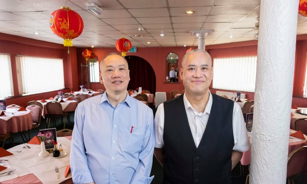 Ägare till en kinesisk restaurang skulle stänga 'trodde'inte att de var så älskade'