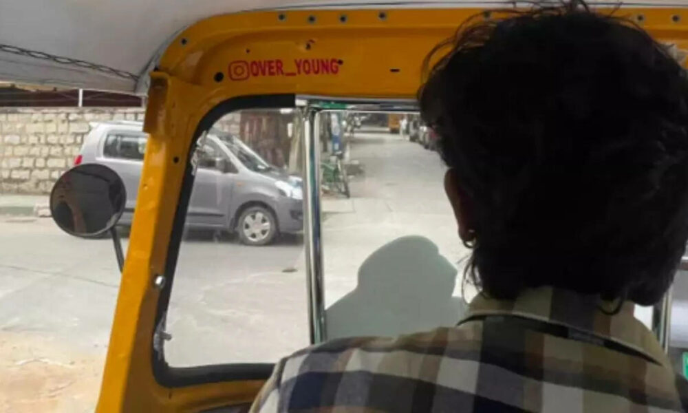 Bengaluru's New Age Rickshaw Wala Leaves Netizens Impressed With Marketing Skills, Here's What He Does