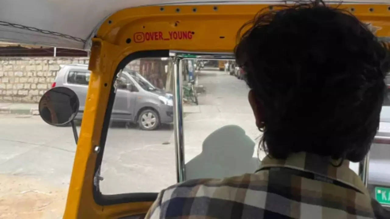 Bengaluru's New Age Rickshaw Wala Leaves Netizens Impressed With Marketing Skills, Here's What He Does