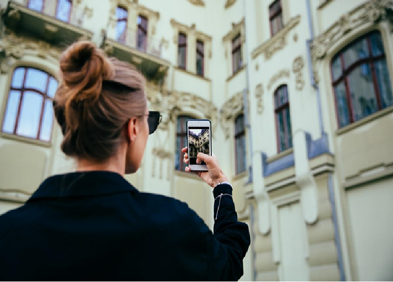 Leveraging Augmented Reality (AR) Marketing Strategies for Real Estate Campaigns