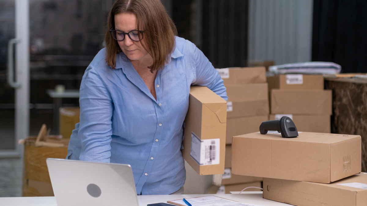 Online entrepreneurship made simple: A dropshipping business with a laptop, shipping boxes, and a retail marketplace for SMEs and entrepreneurs